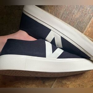 Size 10 Vejar Sneakers